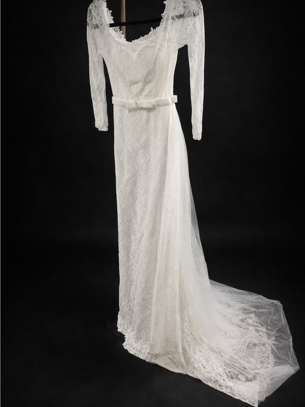 Elegant White Lace Long-Sleeve Bridal Gown with Train
